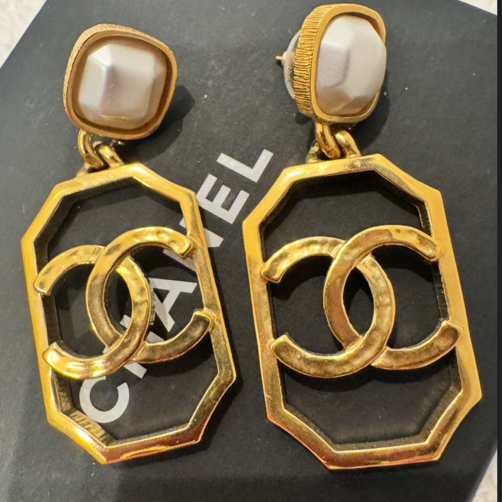 Chanel 20K Fall/Winter 2020 Pearl Gold Drop Earrings – NEW IN BOX